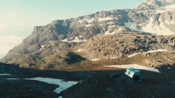 Luchtfoto Vliegen Alpen Vallei Bij Zonsopgang Hooggelegen Gebergte Met Berghut — Stockvideo