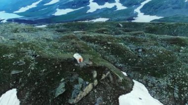 Hava: sunrise, yüksek irtifa dağ, dağ kabin, buzul ve eriyen kar stream, Himalayalar andes dramatik peyzaj, alp Vadisi üzerinde uçan. Film bak renk sınıflandırma.