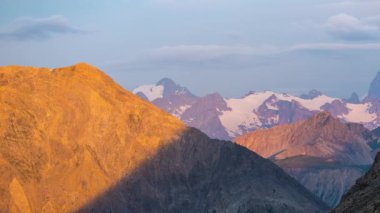 Massif des Ecrins (4101 m), Fransa tarihinde Panorama. Gündoğumu, görkemli tepeler ve buzullar, dramatik manzara renkli gökyüzü.