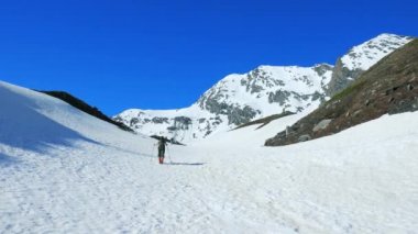 Yürüyüşçüler, karlı dağın tepesinde, Kayak Tur Kış etkinliği, dağcılık kar dağ doğru yürüyüş panoramik sıkıntı, fetih Alpler üzerinde başarı elde