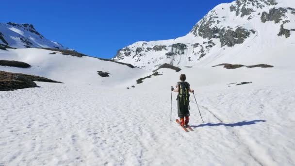 徒步旅行者走向雪山山顶 滑雪旅游冬季活动 登山雪山 阿尔卑斯山全景 征服逆境 取得成功 — 图库视频影像