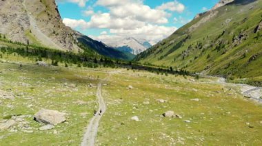 Anteni: çift backpackers alp valley, doğal peyzaj hiking. Alpler yaz maceralara. Ağır çekim