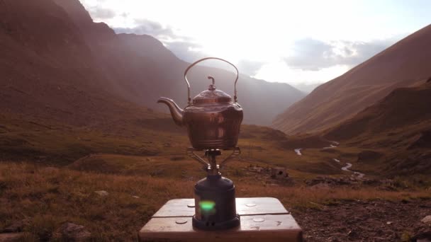 Gaskachel Theepot Branden Buiten Bergen Alpenlandschap Backlight Camping Wanderlust Outdoor — Stockvideo