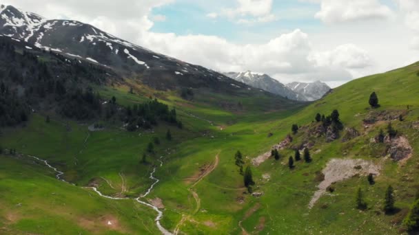 Aérea Volando Sobre Valle Alpino Cascada Escénica Nevada Cordillera Carretera — Vídeos de Stock