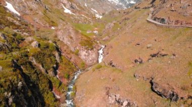 Hava: alp Vadisi, doğal şelale karlı dağ silsilesi ve dramatik road üzerinde İtalyan Alpler, macera yolculuğa yaz aylarında üzerinde uçan. 