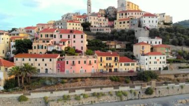 Hava: Cervo Ortaçağ kenti Akdeniz sahilinde, Liguria Rivierası, İtalya, güzel Barok kilise ve kule çan ile uçan. Yaz turizm İtalya. 