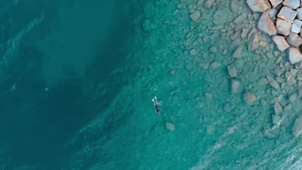 Aerial Uma Pessoa Mergulhador Pesca Natação Mar Mediterrâneo Cristalino Águas — Vídeo de Stock