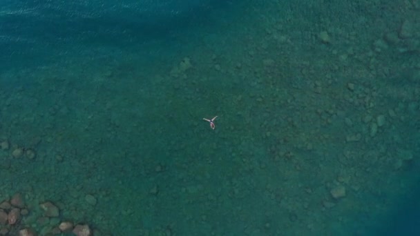 Antenne Vrouw Drijvend Blauwe Wateroppervlak Zwemmen Transparante Middellandse Zee Top — Stockvideo