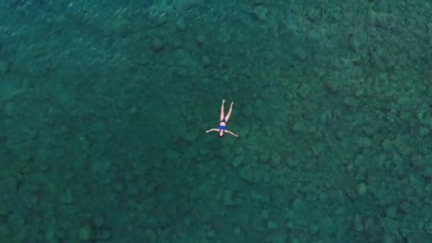 Antenne Vrouw Drijvend Blauwe Wateroppervlak Zwemmen Transparante Middellandse Zee Top — Stockvideo