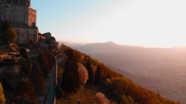 Hava: eski ortaçağ abbey adlı uçan uçak dağın tepesinde, gündoğumu, karlı Alpler'in çarpıcı arka plan üzerinde tünemiş. Sacra di San Michele (İtalyan) - Saint Michel Abbey (İngilizce traslation) - Torino, İtalya