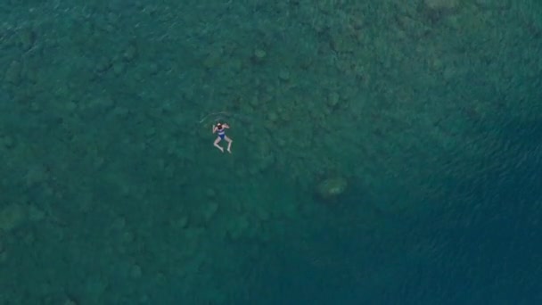 Antenne Vrouw Drijvend Blauwe Wateroppervlak Zwemmen Transparante Middellandse Zee Top — Stockvideo