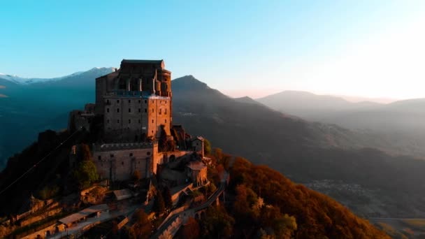 Hava Eski Ortaçağ Abbey Adlı Uçan Uçak Dağın Tepesinde Gündoğumu — Stok video