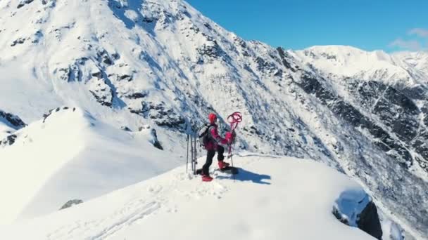 Aéreo Caminhante Topo Montanha Esquiar Excursionando Montanha Neve Montanhismo Vista — Vídeo de Stock