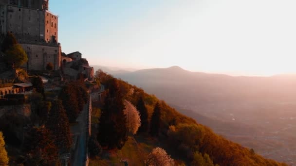 Luchtfoto Drone Vliegen Oude Middeleeuwse Abdij Zat Bergtop Prachtige Achtergrond — Stockvideo