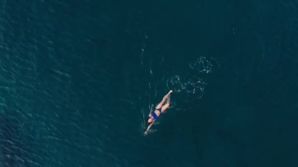 Slow Motion Aerial Mulher Flutuando Superfície Água Azul Nadando Mar — Vídeo de Stock