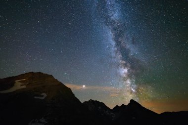 Astro gece gökyüzü, Samanyolu Alpler, Mars ve Jüpiter gezegeni, karlı dağ silsilesi yıldız.