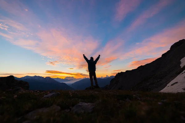 Homem Topo Montanha Estendendo Braços Luz Nascer Sol Paisagem Céu — Fotografia de Stock