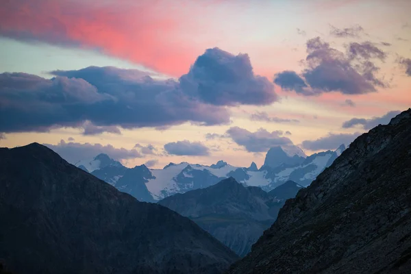 日出时的阿尔卑斯山 五彩缤纷的天空雄伟的山峰 戏剧性的山谷 洛基山脉 从上面开阔的视野 — 图库照片