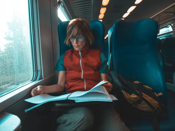 Γυναίκα Χρησιμοποιώντας Έξυπνο Τηλέφωνο Συνεδρίαση Ταξιδεύουν Τρένο Χέρι Γραπτώς Χαρτί — Φωτογραφία Αρχείου