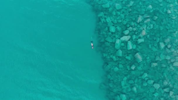 Aerial Una Persona Buceador Nadando Pesca Mar Mediterráneo Cristalino Aguas — Vídeos de Stock