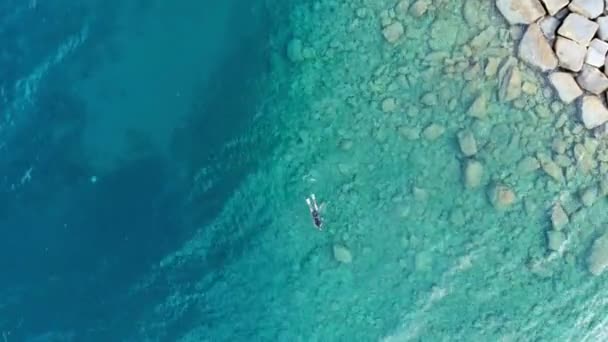 Aerial Uma Pessoa Mergulhador Pesca Natação Mar Mediterrâneo Cristalino Águas — Vídeo de Stock