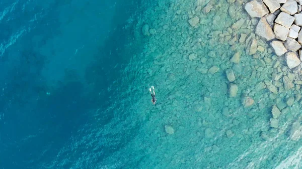 Aerial Una Persona Buceador Nadando Pesca Mar Mediterráneo Cristalino Aguas — Foto de Stock