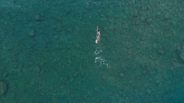 Aerial Mujer Flotando Superficie Agua Azul Nadando Mar Mediterráneo Transparente — Foto de Stock