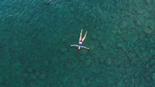 Antenn Kvinna Flyter Blått Vattenytan Simma Medelhavet Havet Uppifrån Och — Stockfoto