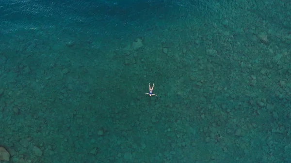 Antenn Kvinna Flyter Blått Vattenytan Simma Medelhavet Havet Uppifrån Och — Stockfoto