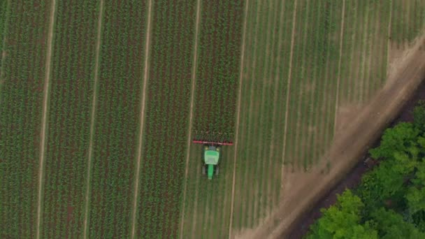 Anténa Traktor Pracuje Obdělávaných Polích Zemědělské Půdy Zemědělství Okupace Shora — Stock video