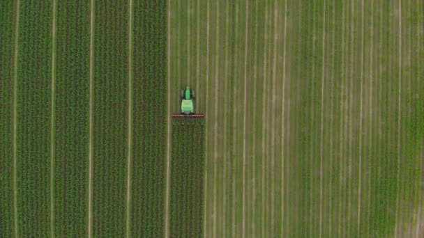 Anténa Traktor Pracuje Obdělávaných Polích Zemědělské Půdy Zemědělství Okupace Shora — Stock video