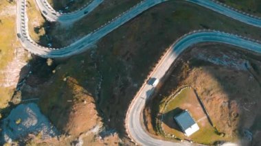Hava: yukarıdan aşağıya görünümü tailspin İtalyanca Alps, geçiş yeşil çayır ve mera alp Valley, macera yolculuğa yaz aylarında dolambaçlı dağ yol üzerinde.
