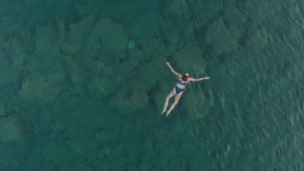 Aerial Mujer Flotando Superficie Agua Azul Nadando Mar Mediterráneo Transparente — Vídeos de Stock