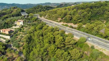 Anteni: birden çok şeritli otoyol geçiş köy ve orman hills (otobanı dei Fiori - A10) Liguria İtalya uçan