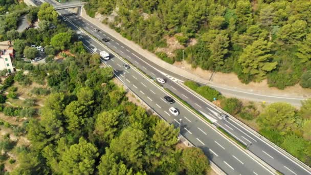 Hava Ağır Çekim Birden Çok Şeritli Otoyol Geçiş Köy Orman — Stok video