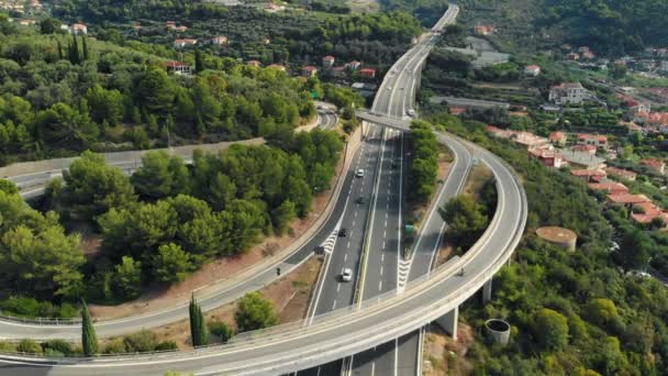 航空写真 複数の車線高速道路横断村と森ヒルズ アウトストラーダ フィオーリ A10 リグーリア州イタリア近くを飛んでいます — ストック動画