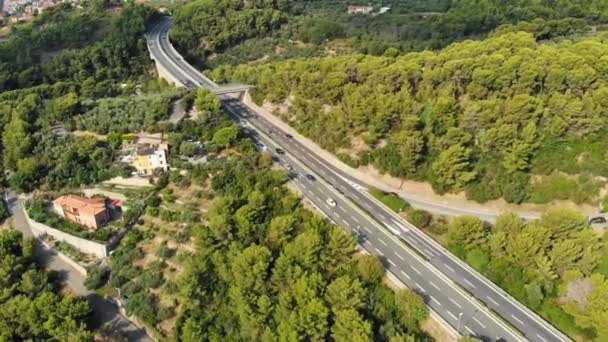 Aeronáutica Voando Perto Várias Rodovias Atravessando Aldeias Colinas Florestais Autostrada — Vídeo de Stock