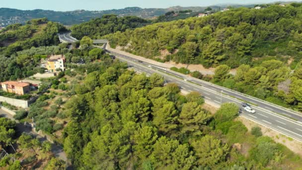 Antenne Vliegen Buurt Van Meerdere Lane Snelweg Kruising Dorpen Forest — Stockvideo