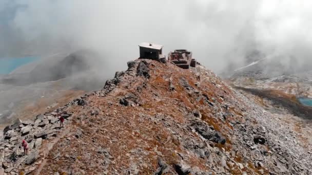 飞越高空景观 落基山脉山峰和蓝色高山湖泊 旧军事设防顶部 阿尔卑斯山 安第斯山脉 喜马拉雅概念 — 图库视频影像