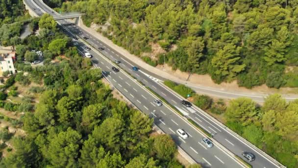 Hava Ağır Çekim Birden Çok Şeritli Otoyol Geçiş Köy Orman — Stok video