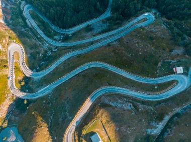 Hava: yukarıdan aşağıya görünümü tailspin İtalyanca Alps, geçiş yeşil çayır ve mera alp Valley, macera yolculuğa yaz aylarında dolambaçlı dağ yol üzerinde. 