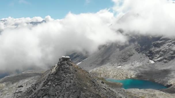 Aéreo Sobrevoando Paisagem Alta Altitude Picos Montanha Rochosos Lago Alpino — Vídeo de Stock