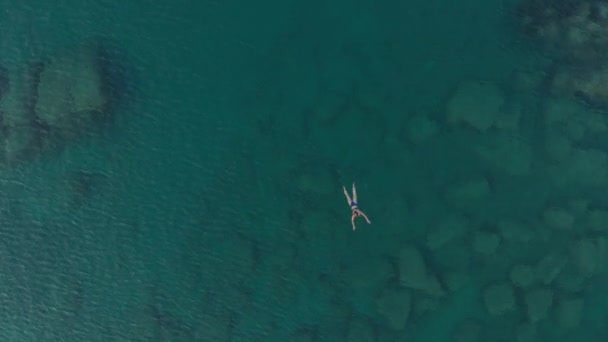 Antenn Kvinna Flyter Blått Vattenytan Simma Medelhavet Havet Uppifrån Och — Stockvideo