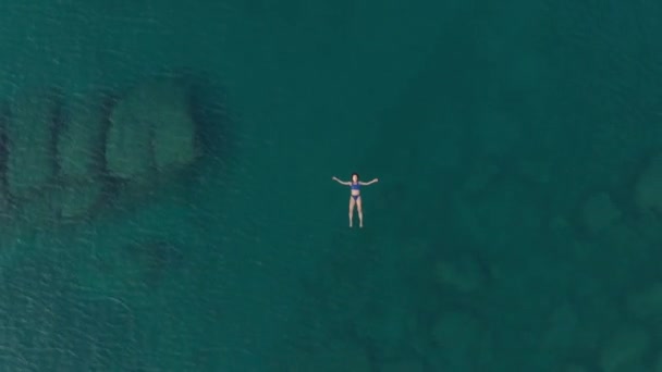 Aerial Mujer Flotando Superficie Agua Azul Nadando Mar Mediterráneo Transparente — Vídeo de stock