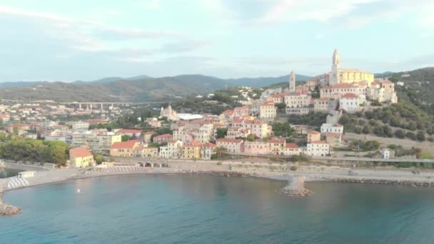 航空写真 地中海沿岸 リグーリア州リヴィエラ イタリア 美しいバロック様式の教会と塔の鐘とチェルボ中世町の周り飛んでいます イタリアの夏の観光 ネイティブ Cinelike ログ区間フラット カラー — ストック動画
