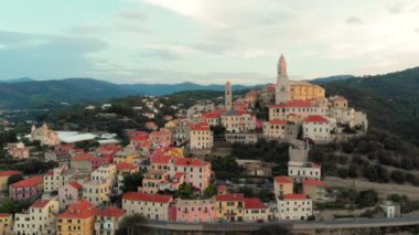 Hava: Cervo Ortaçağ kenti Akdeniz sahilinde, Liguria Rivierası, İtalya, güzel Barok kilise ve kule çan ile uçan. Yaz turizm İtalya.