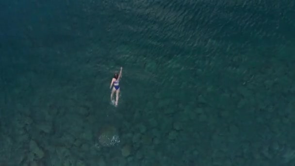 Antenne Vrouw Drijvend Blauwe Wateroppervlak Zwemmen Transparante Middellandse Zee Top — Stockvideo
