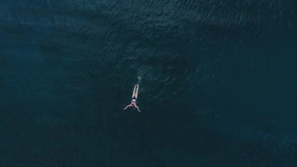 Antenn Kvinna Flyter Blått Vattenytan Simma Medelhavet Havet Uppifrån Och — Stockvideo