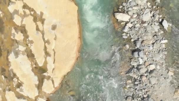 Aérea Vuelo Sobre Río Que Fluye Entre Rocas Erosionadas Grava — Vídeo de stock