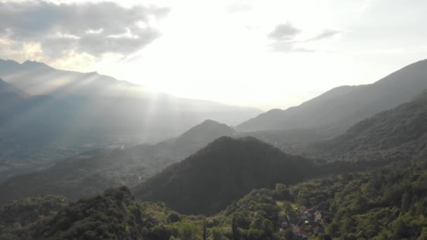 航空写真 緑の森林 スーサ渓谷 アルプス トリノ イタリアの上に建つ古いチャペルの上を飛んでください ネイティブ Cinelike ログ区間フラット カラー — ストック動画